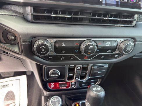 Used 2025 Jeep Wrangler Unlimited Rubicon AWD/4WD image 17
