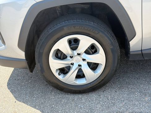 Used 2021 Toyota RAV4 LE FWD image 15