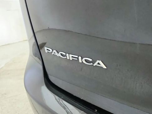 Used 2022 Chrysler Pacifica Touring-L image 17