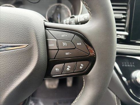 Used 2025 Chrysler Pacifica Limited FWD image 16