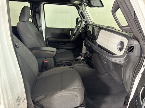 Used 2025 Jeep Wrangler Unlimited Sahara AWD/4WD image 13