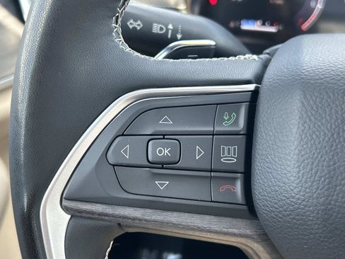 Used 2025 Jeep Grand Cherokee Limited w/ Luxury Tech Group II AWD/4WD image 23