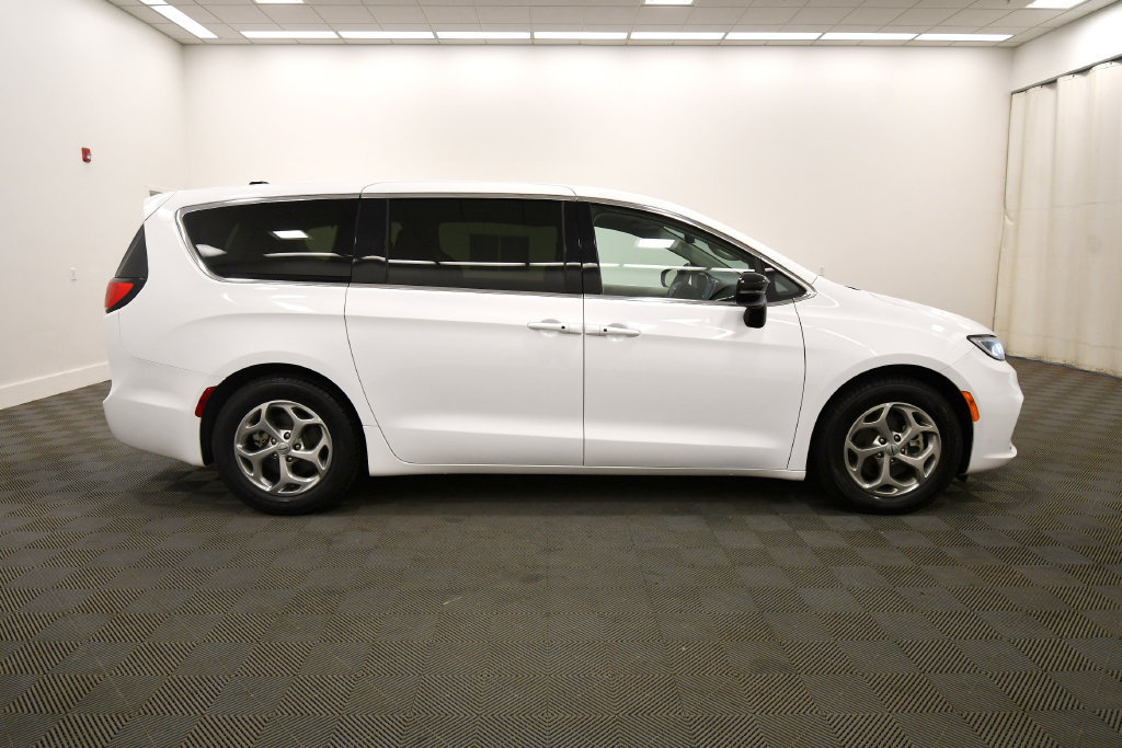 Used 2024 Chrysler Pacifica Limited FWD image 9