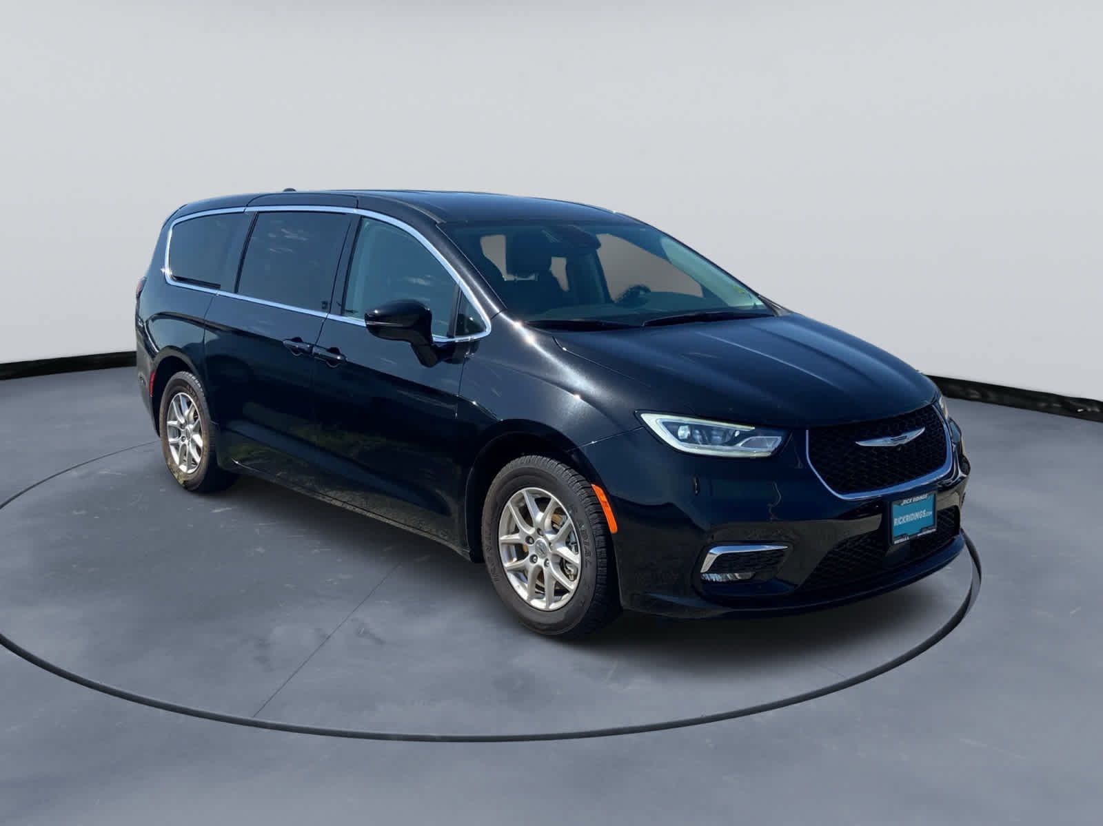 Used 2024 Chrysler Pacifica Touring-L FWD image 8