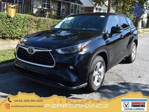 Used 2025 Toyota Highlander LE FWD image 1