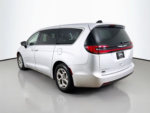 Used 2024 Chrysler Pacifica Limited image 5