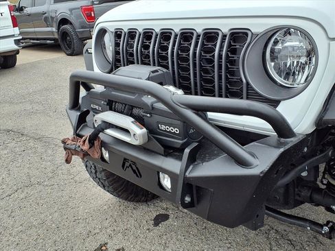 Used 2025 Jeep Gladiator Sport image 17