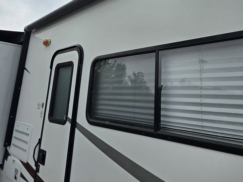 Used 2011 Ford E-450 and Econoline 450 Super Duty RWD image 3