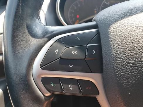 Used 2021 Jeep Grand Cherokee Laredo AWD/4WD image 28