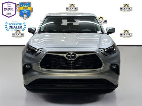 Used 2025 Toyota Highlander LE image 2