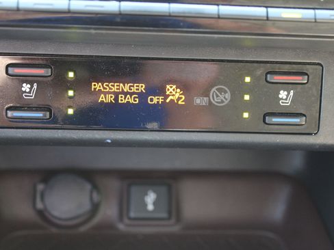 Used 2022 Toyota RAV4 Limited AWD/4WD image 42