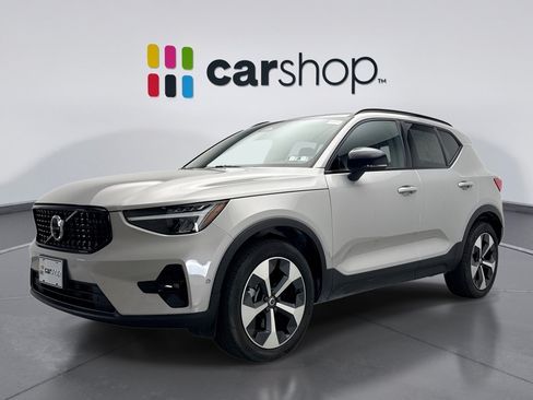Used 2025 Volvo XC40 B5 Plus AWD/4WD image 1