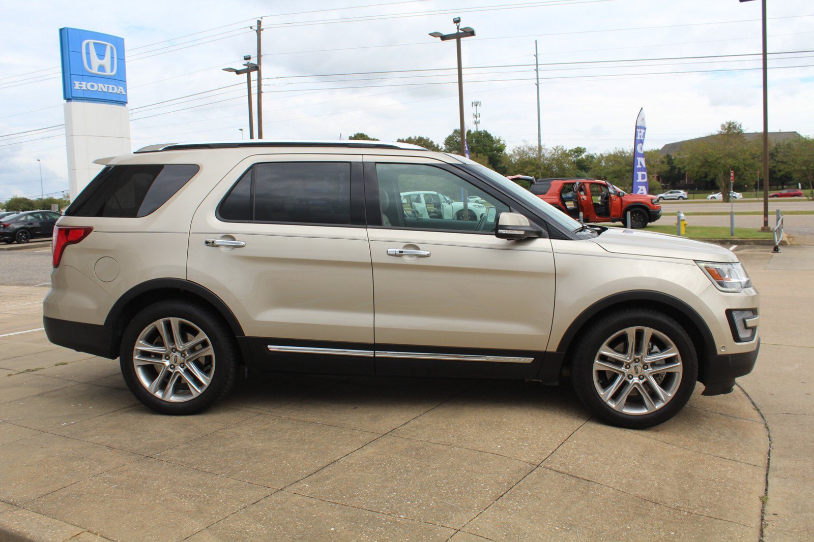 Used 2017 Ford Explorer Limited w/ Equipment Group 301A FWD image 3
