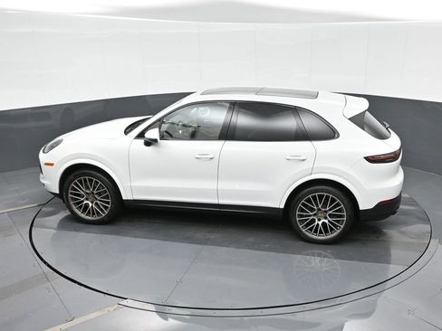 Certified 2023 Porsche Cayenne Platinum Edition image 27