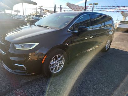 Used 2025 Chrysler Pacifica Select