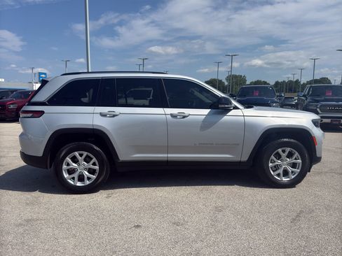 Used 2023 Jeep Grand Cherokee Limited AWD/4WD image 4