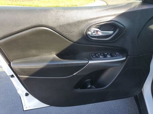 Used 2019 Jeep Cherokee Latitude w/ Popular Appearance Group image 19