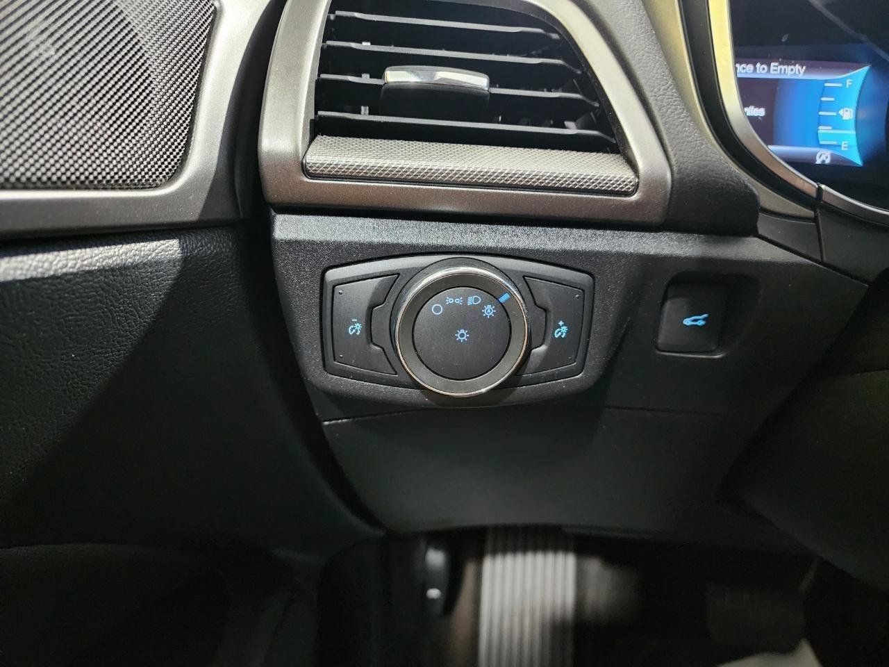 Used 2017 Ford Fusion SE w/ Fusion SE Technology Package FWD image 10