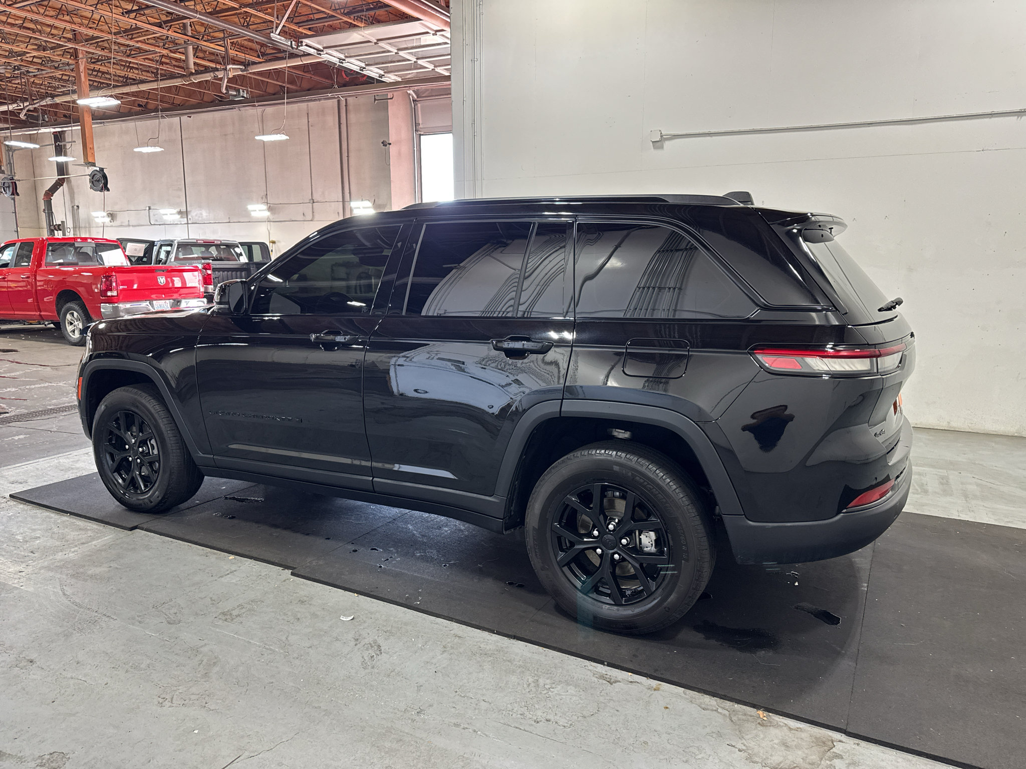 Used 2024 Jeep Grand Cherokee Altitude AWD/4WD image 4
