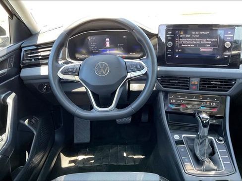 Used 2025 Volkswagen Jetta SE FWD image 4