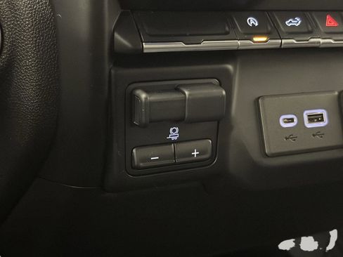 Certified 2021 Chevrolet Silverado 1500 RST image 36