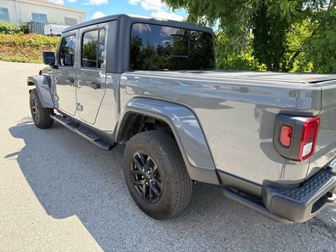Used 2023 Jeep Gladiator Sport AWD/4WD image 3