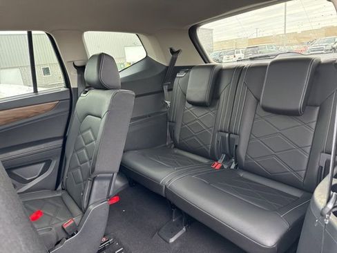 Used 2025 Volkswagen Atlas SE image 34