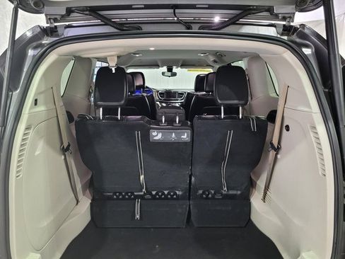 Used 2018 Chrysler Pacifica Touring-L image 53