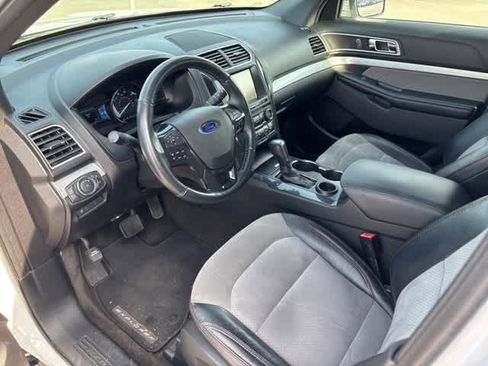 Used 2017 Ford Explorer XLT w/ Equipment Group 202A image 9