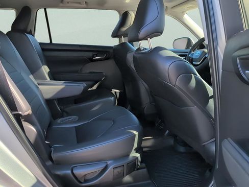 Used 2023 Toyota Highlander L image 39