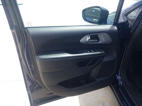 Used 2020 Chrysler Pacifica Touring w/ S Appearance Package image 9