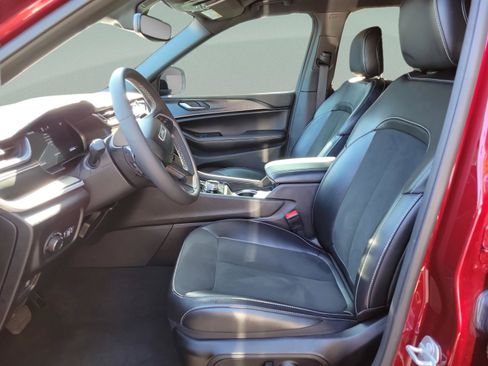 Used 2025 Jeep Grand Cherokee Altitude RWD image 16