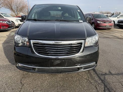 Used 2015 Chrysler Town & Country S image 8