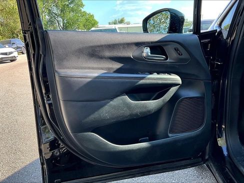 Used 2025 Chrysler Pacifica Select FWD image 22