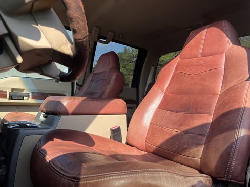 Used 2010 Ford F250 Lariat image 3