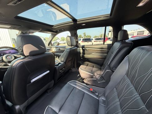 Used 2025 Buick Enclave Avenir AWD/4WD image 5