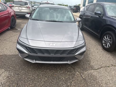 Used 2024 Hyundai Elantra SEL FWD image 4