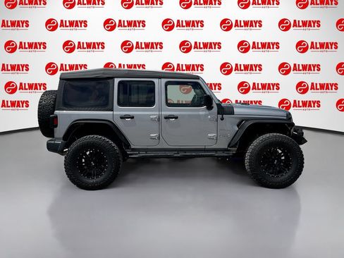 Used 2019 Jeep Wrangler Unlimited Sahara AWD/4WD image 4