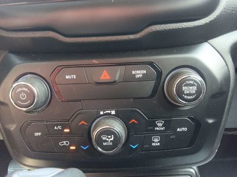 Used 2020 Jeep Renegade Latitude FWD image 28