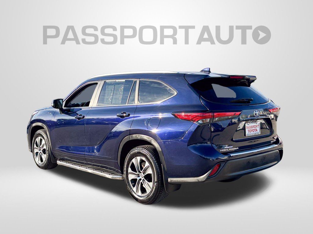 Used 2023 Toyota Highlander XLE AWD/4WD image 4