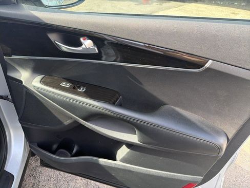 Used 2019 Kia Sorento LX image 16