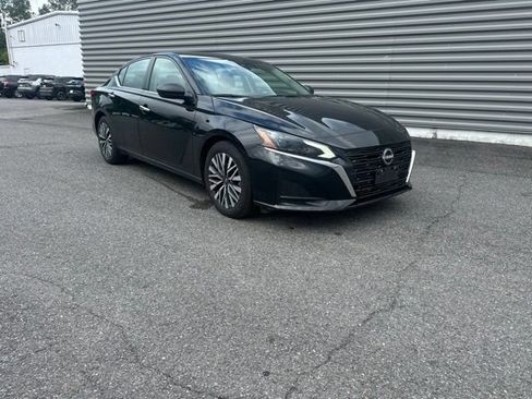 Used 2024 Nissan Altima 2.5 SV FWD image 3
