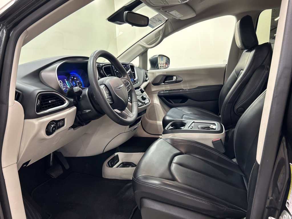 Used 2023 Chrysler Pacifica Touring-L FWD image 10