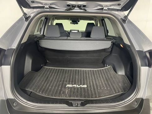 Used 2020 Toyota RAV4 LE AWD/4WD image 18