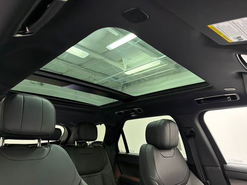 Used 2025 Land Rover Range Rover Sport SE image 14