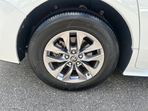 Used 2025 Toyota Sienna XLE FWD image 26