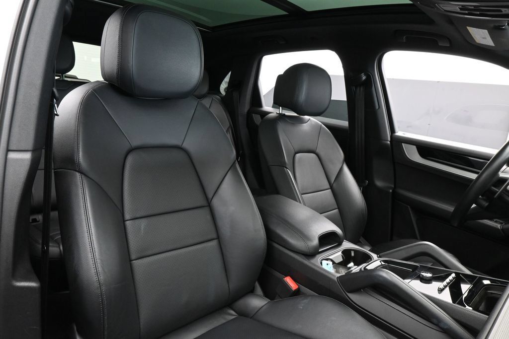 Used 2025 Porsche Cayenne AWD/4WD image 51