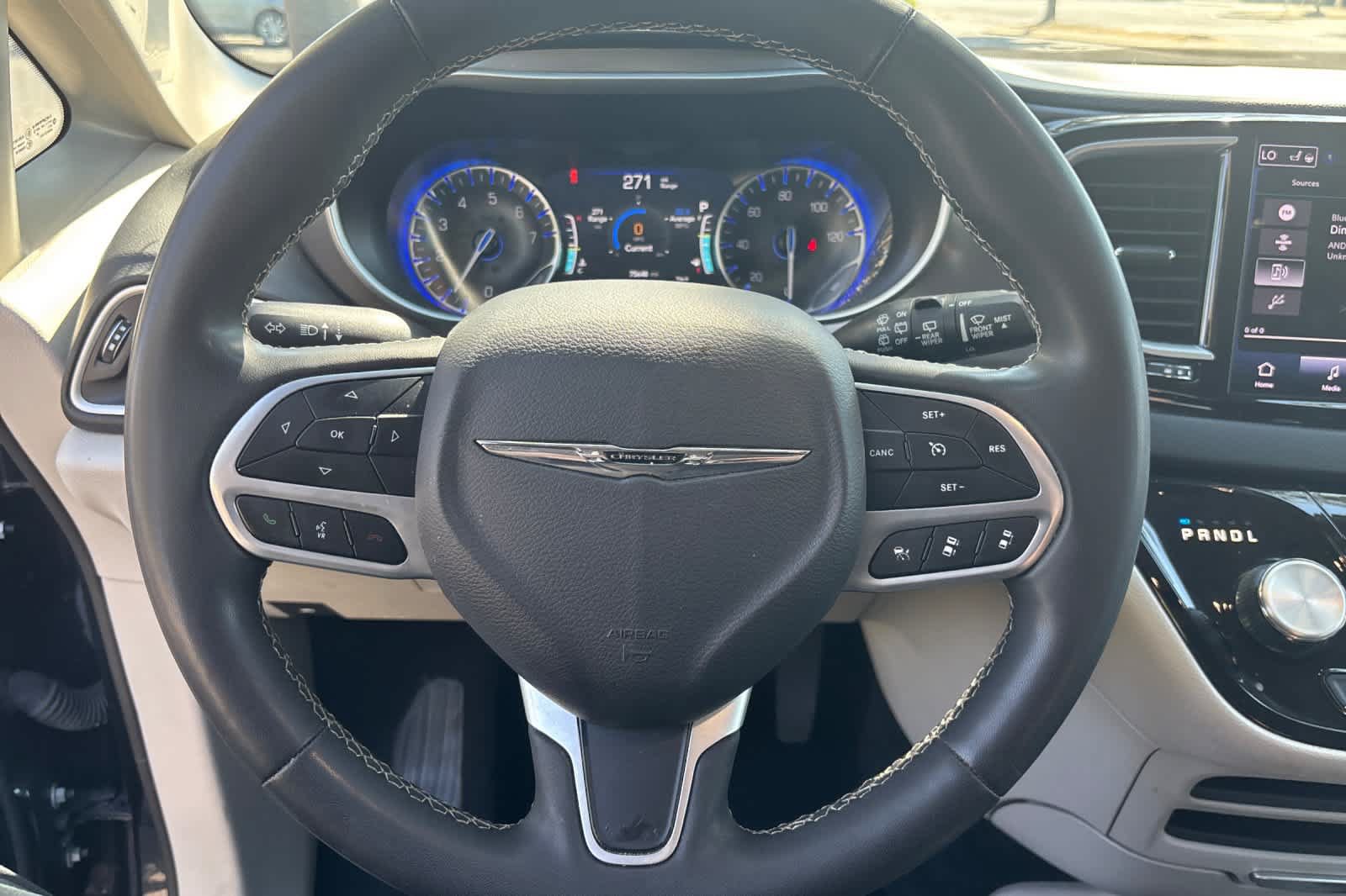 Used 2023 Chrysler Pacifica Touring-L FWD image 26