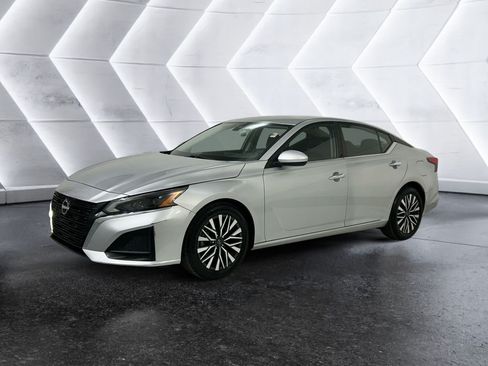 Used 2023 Nissan Altima 2.5 SV FWD image 3