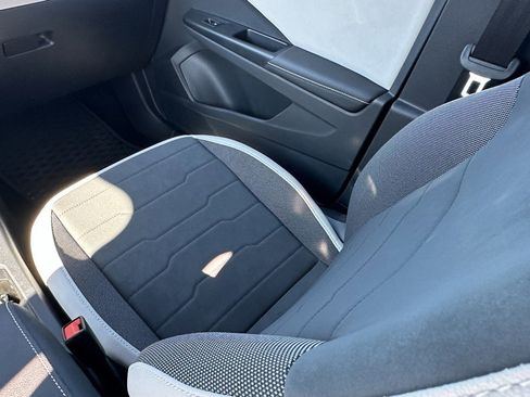 Used 2025 Volkswagen Taos SE image 16